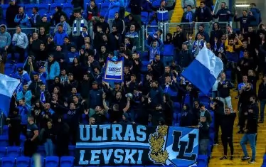 На трибуните не изобилстваше от фенове, но пък агитката на "Левски" се бе скупчила напук на всички предписания на здравните власти.