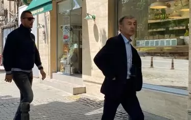 Изпълнителният директор на "ЦСКА-София" Пламен Марков (вдясно), администраторът на клуба Димитър Вутов и шефът на организираните привърженици Иван Велчев (в средата) пристигат за срещата със здравния министър д-р Стойчо Кацаров.