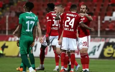 Португалският халф на "ЦСКА-София" Тиаго Родригес (вдясно) получава поздравления за гола си срещу "Берое".