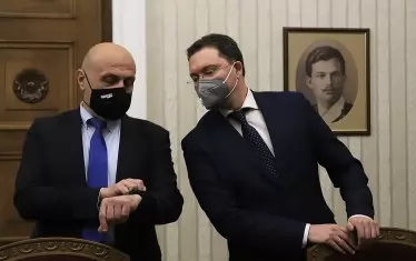  Политическите сили в следващия парламент могат да се окажат принудени да разговарят с ГЕРБ за властта. Точно на това разчита Борисов и поставя Дончев и Митов като свои заместници.