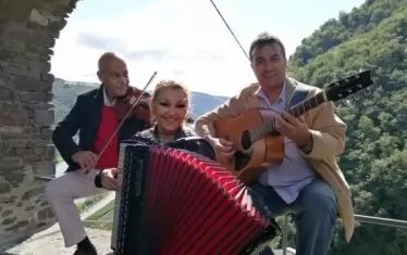 Вероника кани таланливи музиканти на арт фестивала Jam on the river.