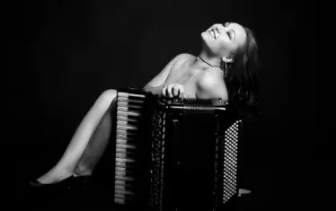       

Не съм завършила музикално училище, не смятам, че това е задължително, за да се прояви талантът. Музикалното дава много добра теоретична подготовка, но за музиканта най-важен е вътрешният импулс. А той не се учи, споделя Вероника.
            



