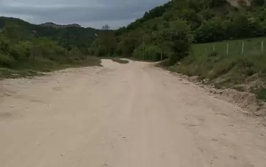 Пътят към Златолист, гледан от храма. 