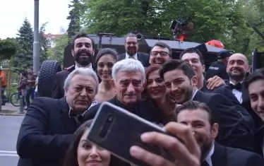  С млади колеги пред "Армията", където игра до края на живота си.