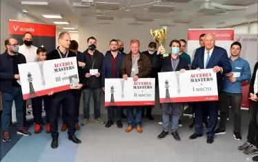 Шампионът Иван Чепаринов е вдигнал купата от "Аксидиа Мастърс" в присъствието на подгласниците си Васил Спасов и Момчил Николов и председателя на турнирния комитет Васил Антонов (вдясно).