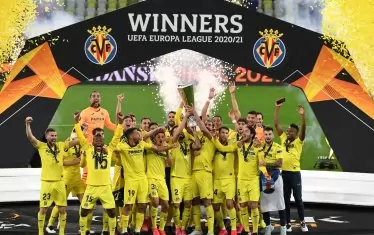 Тимът на "Виляреал" ликува с трофея, а над всички (в буквалния и преносния смисъл) е аржентинският вратар Херонимо Руи.