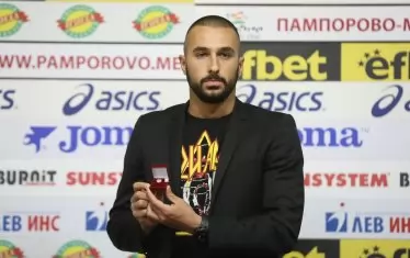 Георги Йомов държи наградата си за футболист №1 за април в анкетата на Пресклуб "България".
