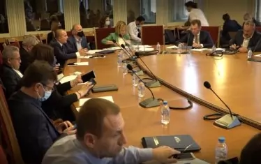 Заседание на "народния съд", натоварен с непосилната задача да направи ревизия на властта за 10 години назад.
Председателката Мая Манолова реши, че депутатите трябва да се занимават приоритетно с подпорната стена на плажа Алепу, само защото името на нейната партия бе въвлечено в скандала - безумният обект има нов собственик, бизнесмена от Приромрско Стоян Василев, а неговият брат Здравко се оказа активист на "Изправи се! Мутри вън". Доскоро Манолова не забелязваше бетона на Алепу.