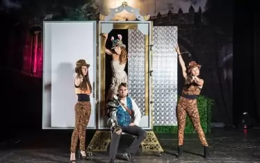 За реквизитите, които са изключително скъпи, Зайн работи с едни от най-добрите майстори в Европа. "Наскоро си купих реквизит от 350 кг - за 3 минути на сцената струва 8 хил. евро", казва фокусникът.

