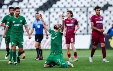 Христо Златински изразява радостта си след попадението си.