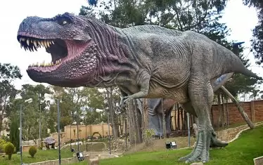  Ти-рексът в парка "Кретасико". 