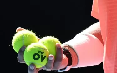 Защо тенисистите избират топките преди сервис?