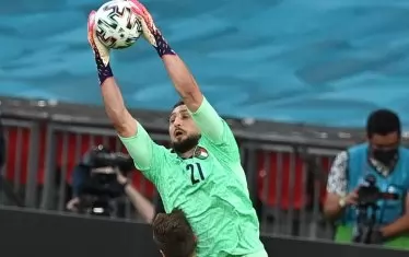 Само на 22 години Джанлуиджи Донарума притежава втората най-дълга серия без гол на вратата на Италия. Дино Дзоф бе на 32, когато направи рекорда.