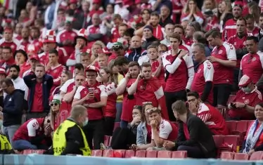 Датските фенове са притихнали по трибуните в очакване на развръзка по случая с Ериксен