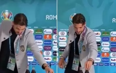 Мануел Локатели премахва бутилките с Coca-Cola.