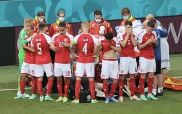 Играчите на Дания направиха параван около Ериксен, за да дадат възможност на медицинския екип да работи в относително спокойствие