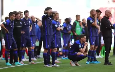 Притеснените футболисти на Финландия наблюдават с тревога опитите на медецинските екипи да върнат в съзнание Ериксен