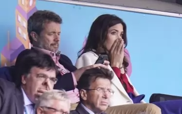 Датският престолонаследник Фредерик (вляво) и принцеса Мари са угрижени в ложите на стадион "Паркен".