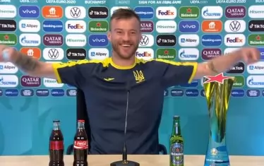 Ухиленият капитан на Украйна Андрий Ярмоленко призовава Coca-Cola и Heineken да се свържат с него, след като е наредил пред себе си бутилките.