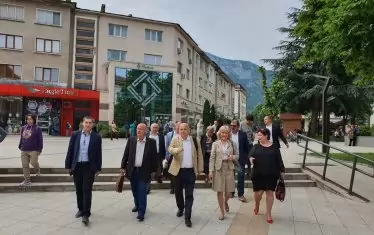 След Кърджали и Смолян  социалистът Александър Симов (в средата) вече покорява непоколебимо Враца.