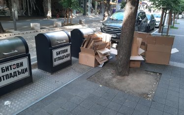 Столична община избра грешните контейнери за смет за улица "Солунска".