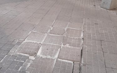 На места плочките по "Графа" вече са разместени.