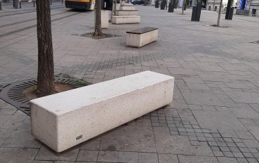 Заради грешка в проектирането квадратните каменни композиции, които трябваше да се подредят на "Славейков", бяха разглобени и разхвърляни като ковчези по площада.