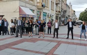 Мустафа Карадайъ води на "Рипни, Калинке".