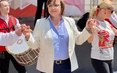 Колко ли хорца ще тропне Корнелия Нинова през кампанията?