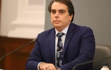 Асен Василев: Вдигането на осигурителния праг ще повиши заплатите