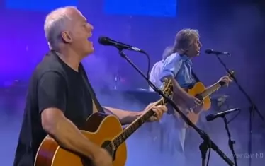 Гилмор и Уотърс (зад него е Райт) по време на еднодневното примирие на сцената на Live Aid в Лондон на 2 юли 2005 г. 