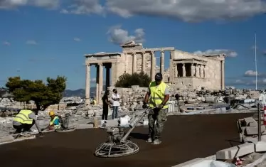 Бетон на Акропола разгневи граждани и археолози