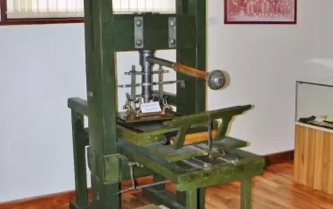 Първата печатарска преса, внесена у нас е в историческия музей в Самоков. 