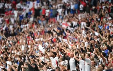 Евро 2020: Какъв е рискът да се заразим на стадиона