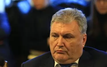 Любомир Спасов не смята да сдаде лесно шефския пост в Правителствена, с която от 1998 г. е неразривно свързан. Той блокира назначението на нов съвет на директорите, като обжалва освобождаването си.