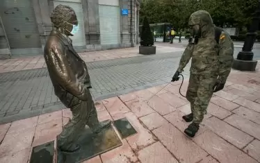 Този нуждаещ се от дезинфекция паметник на Уди Алън не е в Ню Йорк, а в Овиедо, Испания. В САЩ много хора вярват на дъщеря му Дилън, която твърди, че като дете е била подлагана на сексуален тормоз от баща си. 