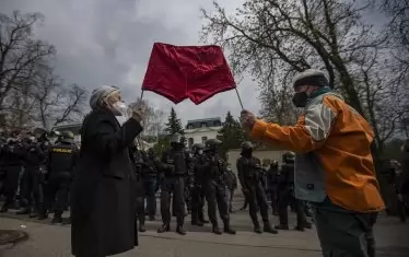 Протест пред руското посолство в Прага на 18 април 2021 г. Чешката република твърди, че членове на руските разузнавателни служби са замесени в експлозията на склад за боеприпаси във Върбетице през 2014 г.