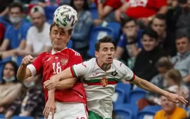 37-годишният Юри Жирков (вляво) е спечелил въздушната битка за топката с българския национал Бирсент Карагерен по време на приятелския мач, който Русия спечели с 1:0. Ветеранът започна като титуляр и игра до 78-ата мин.