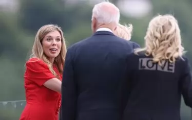 Кари Джонсън, съпруга на британския премиер Борис Джонсън, разговаря с американския президент Джо Байдън и първата дама на САЩ Джил Байдън по време на двустранната среща в Карбис Бей, Великобритания.