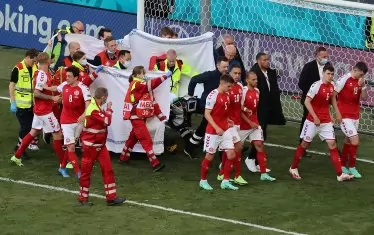 Съотборниците на Кристиян Ериксен и медицинският екип на ст. "Паркен" в Копенхаген направиха всичко възможно да запазят личното пространство на халфа.