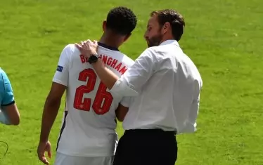 Селекционерът Гарет Саутгейт окуражава Джуд Белингам, преди да го пусне в игра и така да го превърне в най-младия футболист в историята на европейските първенства.