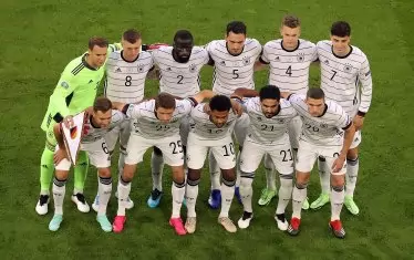 Стартовите 11 на Германия: Нойер, Кроос, Рюдигер, Хумелс, Гинтер, Хаверц (горе отляво надясно); Кимих, Мюлер, Гнабри, Гюндоган, Гозенс (долу отляво надясно)