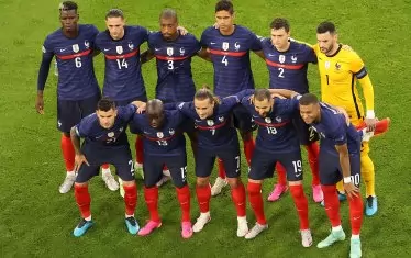 Стартовите 11 на Франция: Погба, Рабио, Кимпембе, Варан, Павар, Лорис (горе отляво надясно); Ернандес, Канте, Гризман, Бензема, Мбапе (долу отляво надясно)