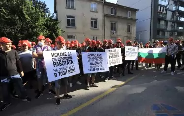 На линия под прозорците на МРРБ. "Искаме да си свършим работата по "Златен век" този век", пише на един от плакатите.