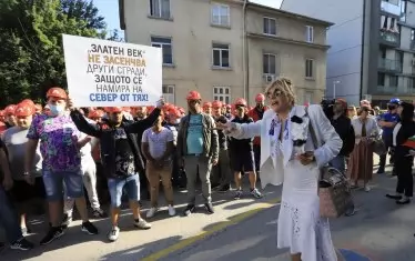 В опит за комуникация с протестиращите.