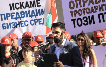 Арх. Пламен Мирянов говори пред подчинените си.