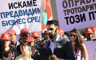 Арх. Пламен Мирянов говори пред подчинените си.