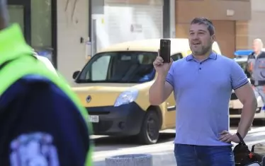 Представител на врага - Никола Вапцаров от инициативния комитет "Лозенец". Оттам отказват да приемат "доброто", готвено им от "Артекс".