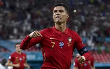 Кристиано Роналдо изпълнява фирмените си жестове, след като е отбелязал втората дузпа във вратата на Франция - негов 109-и гол за Португалия.