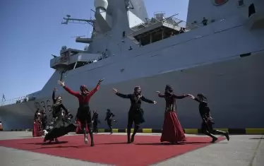  Все пак "Дифендър" успя да стигне до Грузия, където бе посрещнат с песни и танци